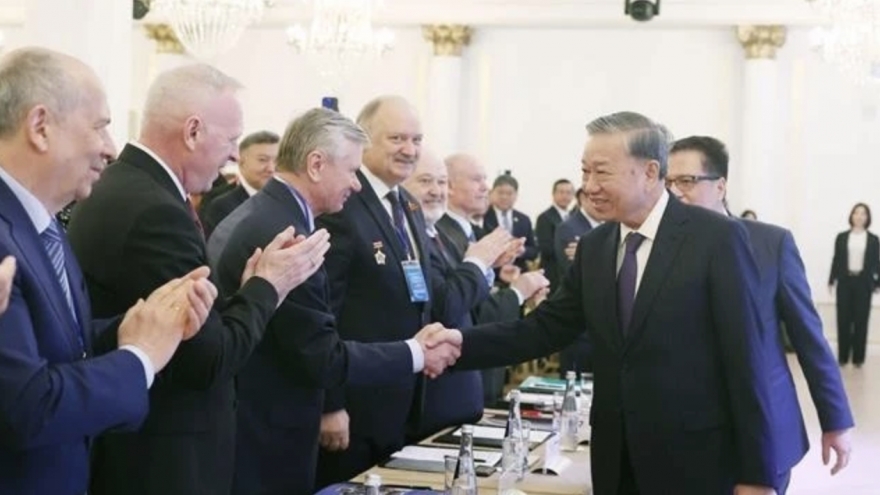 Party General Secretary meets with Russian experts, intellectuals